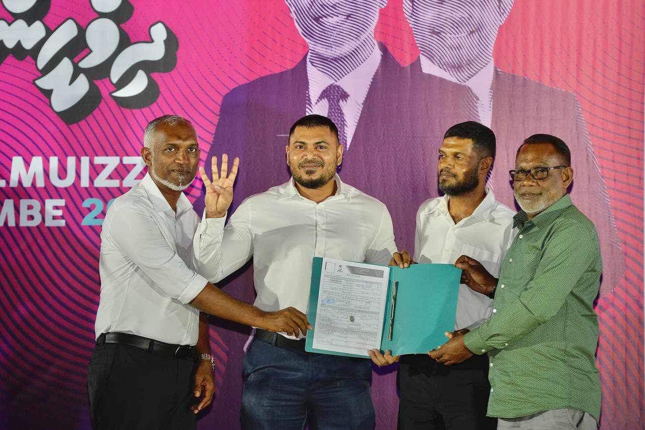 ކުރީގެ ކައުންސިލް ރައީސް އަމްޖަދު އަދި ނައިބު ރައީސް ރިޔާޒް ޕީޕީއެމްއަށް ސޮއެކުރުން