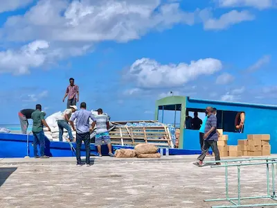 ތިނަދޫ އުތުރު ދާއިރާގެ މެމްބަރާއި، އަތޮޅުކައުންސިލް ރައިސް އެހީގެތަކެތި ހިފައިގެން ނަޑައްލާއަށް!