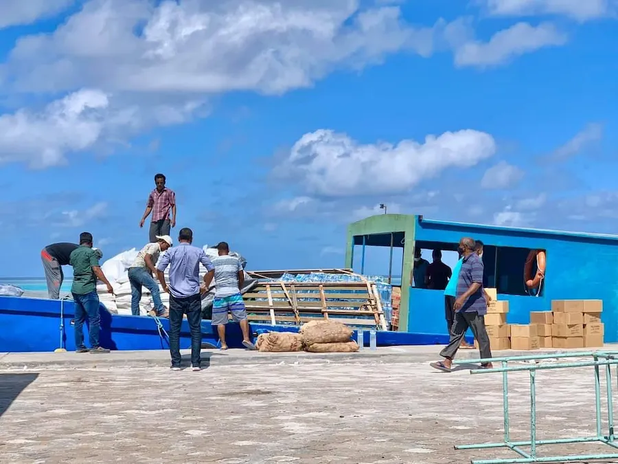 ތިނަދޫ އުތުރު ދާއިރާގެ މެމްބަރާއި، އަތޮޅުކައުންސިލް ރައިސް އެހީގެތަކެތި ހިފައިގެން ނަޑައްލާއަށް!