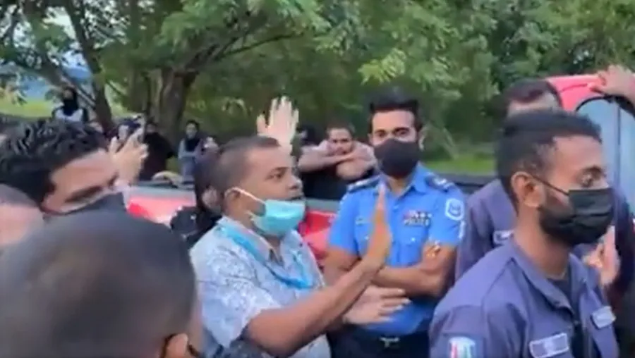 އައްޑޫ ސިޓީގެ މޭޔަރ ިއިސްތިއުފާ ދިނުމަށް ގޮވާލައިފި