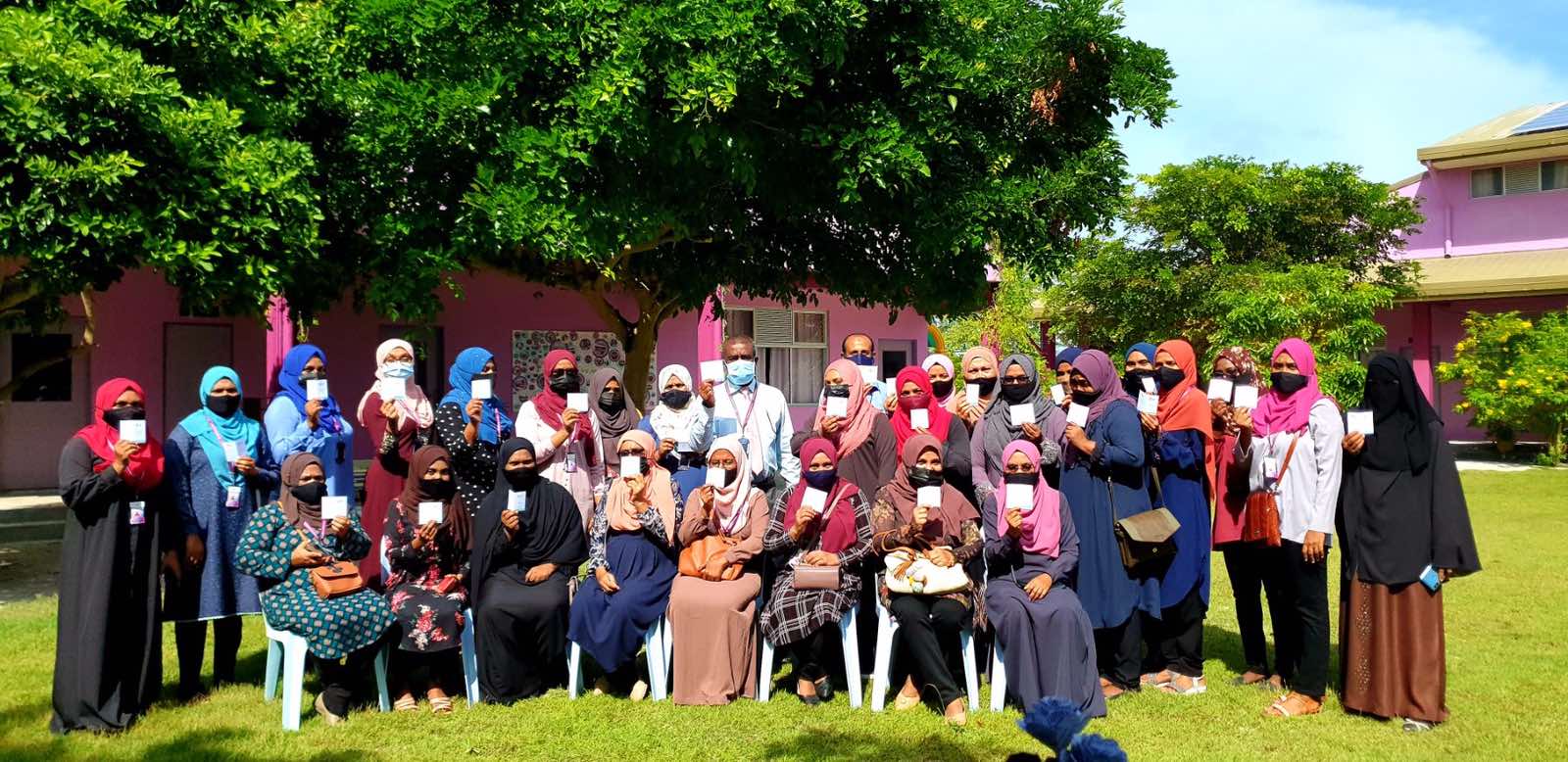 ތިނަދޫ ސްކޫލްގެ ޓީޗަރުންނާއި މުވައްޒަފުން ވެކްސިން ކާޑު ދައްކާލައިފި