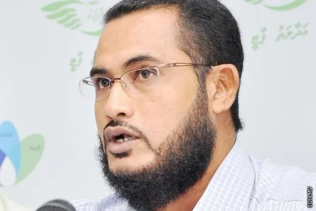 ކްލަބްހައުސްގައި ޝެއިޚް އިލްޔާސް އަމިއްލައަށް ބޭޒާރުވެއްޖެ