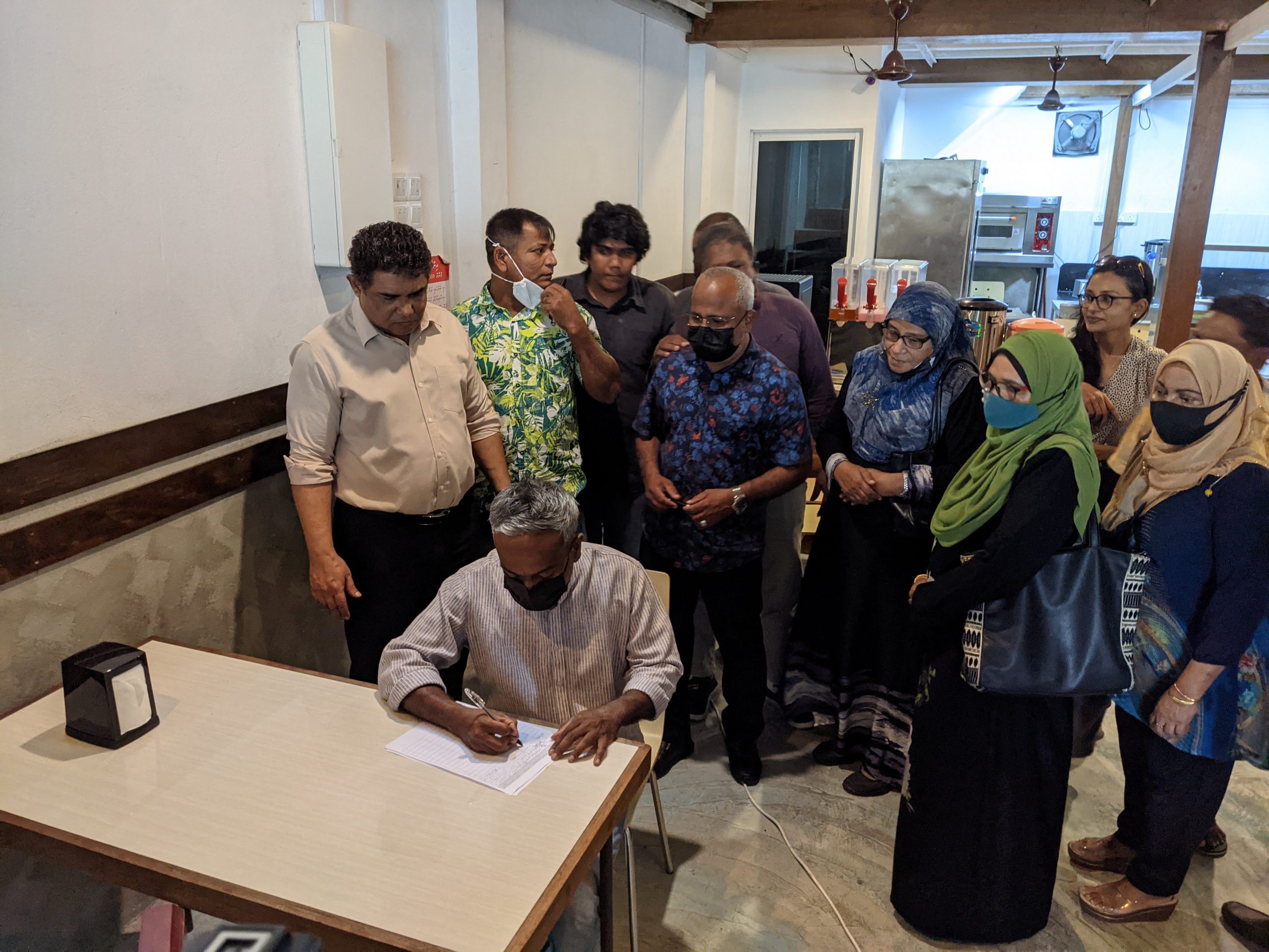 ރާއްޖެއަށް ބަރުލަމާނީ ނިޒާމެއް ގެނައުމަށް ޕެޓިޝަނެއްގައި ސޮއިކުރަން ފަށައިފި