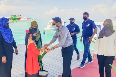 އާބާދީ55: ދައުވަތު އެރުވިގެން ތިނަދޫ އަށް ވަޑައިގެންނެވި މެހެމާނުންނަށް ހޫނު މަރުހަބާއެއް