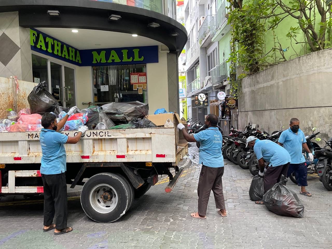 މާލޭ މަގުމަތީގައި ހުރި ކުނިތައް ގެންގޮސް ވެމްކޯ ކުރިމައްޗަށްއަޅާލައިފި