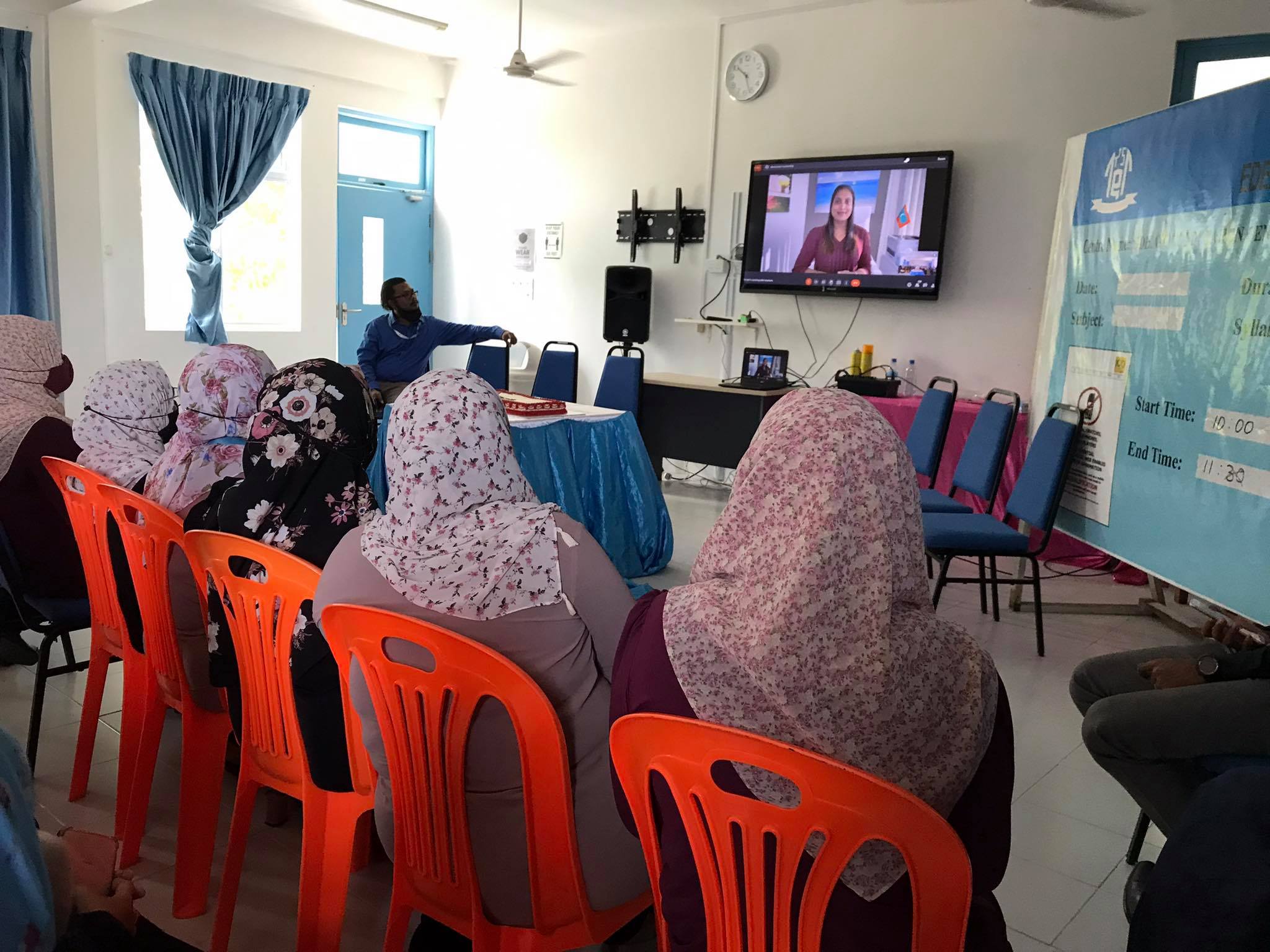 އެޑިއުކޭޝަން މިނިސްޓަރ ރާއްޖޭގެ ހުރިހާ ސްކޫލެއްގެ ޓީޗަރުންނާއި އެއްވަގުތެއްގައި ބައްދަލުކުރައްވައިފި
