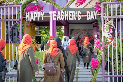 ތިނަދޫ ސްކޫލްގެ މިފަހަރު ޓީޗަރުންގެ ދުވަހުގެ ހަދިޔާ ރާއްޖޭގެ ހުރިހާ މުދައްރިސުންނަށް