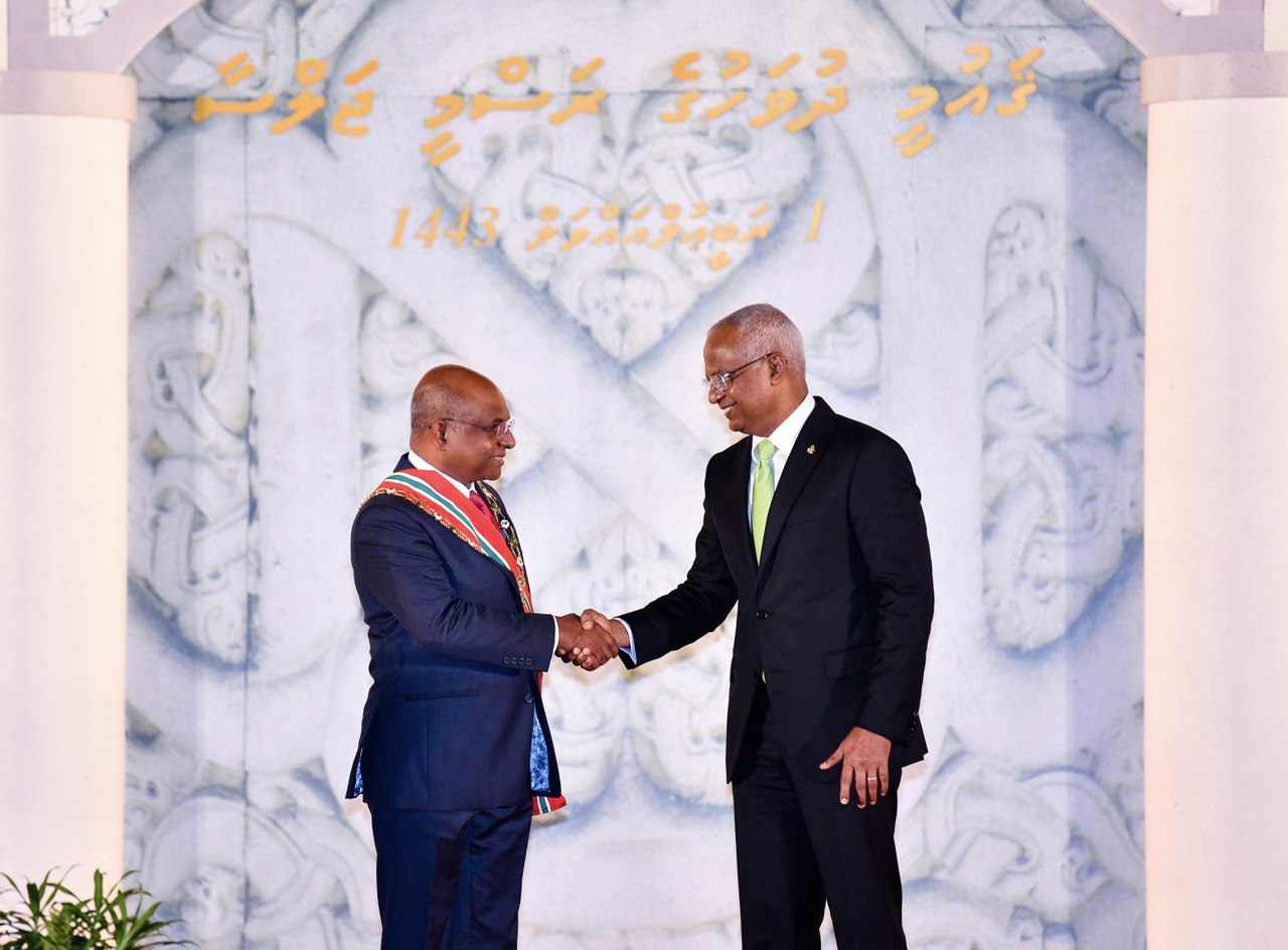 ފޮރިން މިނިސްޓަރ ޝާހިދަށް ނިޝާން ޢިއްޒުއްދީނުގެ ޢިއްޒަތުގެ ވެރިކަމުގެ ލަޤަބު އަރުވައިފި