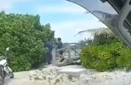 ދެފުލުހަކުވެގެން މީހަކަށް ހަމަލާދޭ ވީޑިޔޯއެއް އާންމުވެއްޖެ