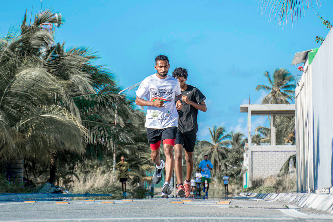 300 އަށް ވުރެ ގިނަ ދުވުންތެރިންނާ އެކު ޒުވާނުންގެ ދުވަހުގެ ބޮޑު ދުވުން ބާއްވައިފި