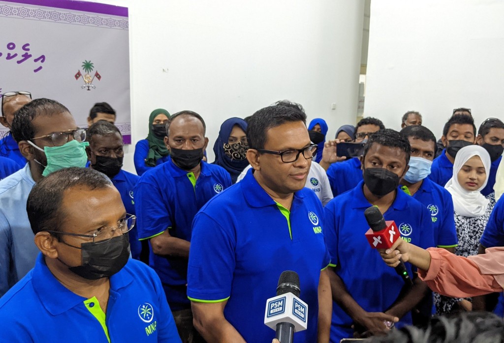 ޔާމީންއާ އެކު މަސައްކަތް ކުރައްވަން ބޭނުމެއްނޫން: ނާޒިމް