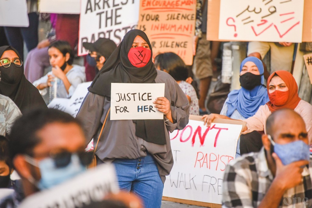 ސްކޫލްގައި ކެމެރާ ހަރުކޮށް ހުރިހާ މަސައްކަތު އަންހެނުން ސަސްޕެންޑްކޮށްފި