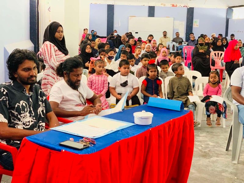 ރަތަފަންދޫ ސްކޫލްގެ މަދަހަ މުބާރާތުގެ ޖަޖުންގެ ގޮތުގައި ކުޑަ އިއްބެ އާއި ތާތީ
