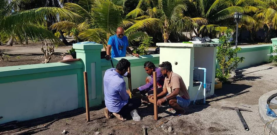 ފިޔޯރީގައި ނިޔާވާ މީހުންނަށް ސަންދޯކާއި ކަފުން ހިލޭ ދޭ ގޮތަށް އަލަށް ހިނަވާގެއެއް އަޅަނީ