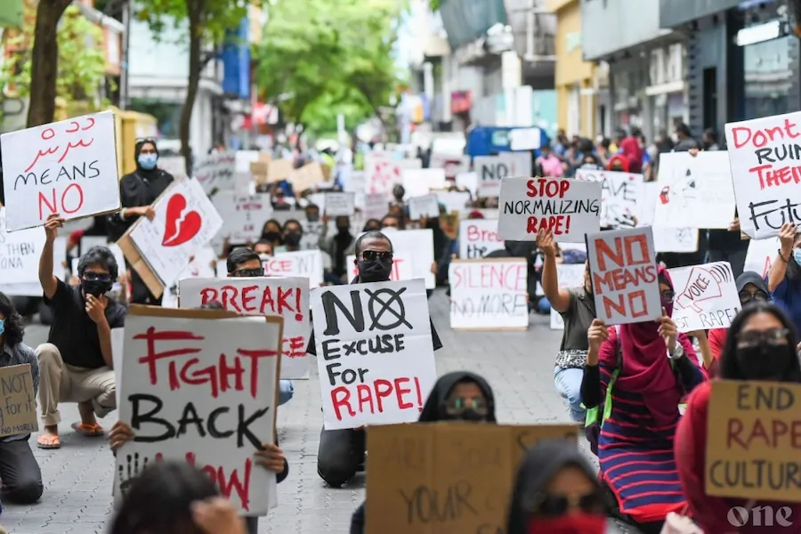 ސްކޫލް ކުއްޖަކު 15 އަންހެން ކުދިންނަށް ބިރު ދައްކައިގެން ރޭޕްކޮށްފި