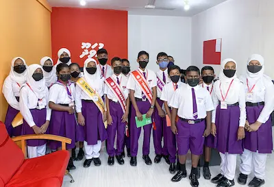 ތިނަދޫ ސްކޫލުގެ މީޑިއާ ކުލަބުގެ ދަރިވަރުން ތަޖުރިބާ ހޯދުމަށް ހުވަދޫ މީޑިއާގެ ނިއުސްރޫމްއަށް