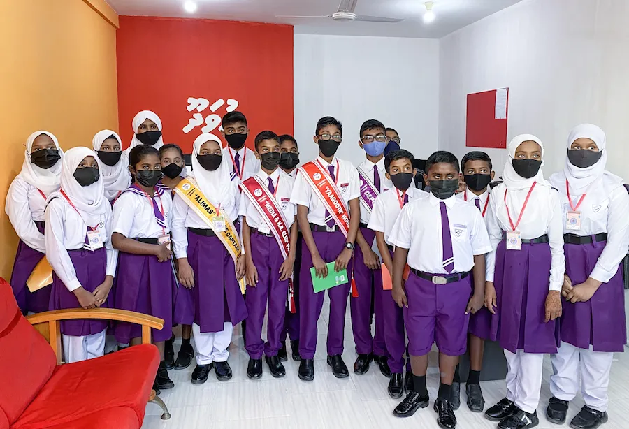 ތިނަދޫ ސްކޫލުގެ މީޑިއާ ކުލަބުގެ ދަރިވަރުން ތަޖުރިބާ ހޯދުމަށް ހުވަދޫ މީޑިއާގެ ނިއުސްރޫމްއަށް