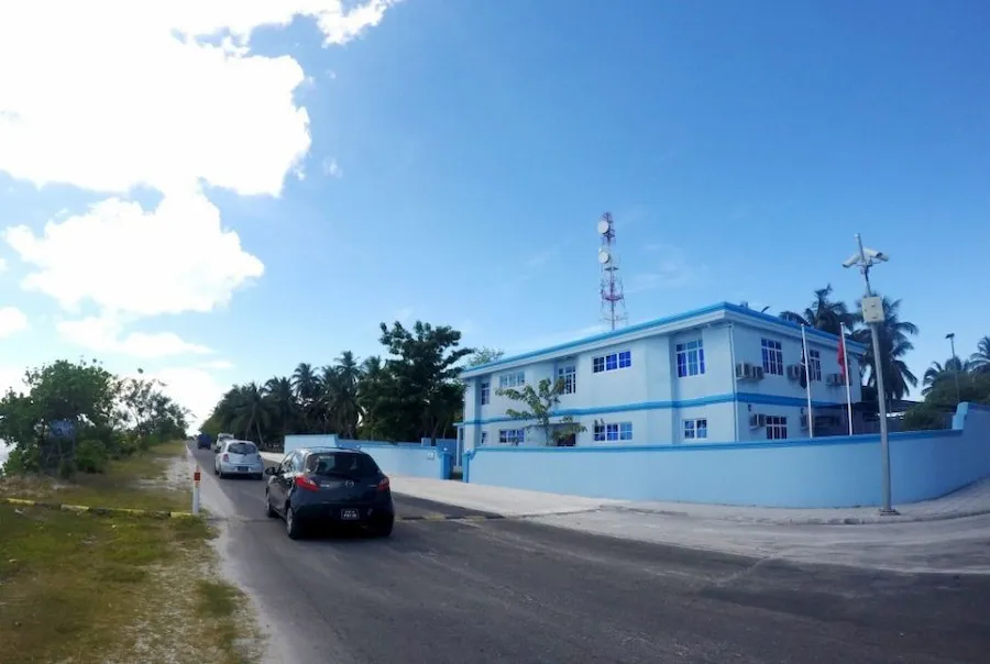 ދެފުލުހެއްގެ ލޮލަށް ބްލީޗް ޖަހައިފި