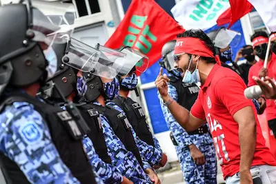 އިދިކޮޅުގެ ހަރަކާތްތައް ވަރުގަދަ ވުމުން، ސަރުކާރު ޕްރެޝަރަށް އައީތަ!