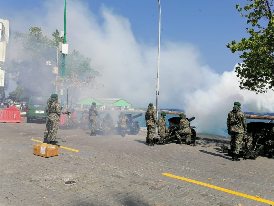 ފުރަތަމަ ފަހަރަށް އަންހެން ސިފައިން ގަންސެލިއުޓެއް އަރުވައިފި