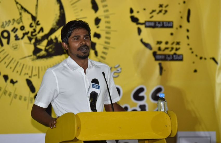 ކެމްޕެއިން ޖަލްސާއެއްގައި މޫކޭ ދެއްކީ ބޭއަދަބީ ވާހަކަތަކެއް