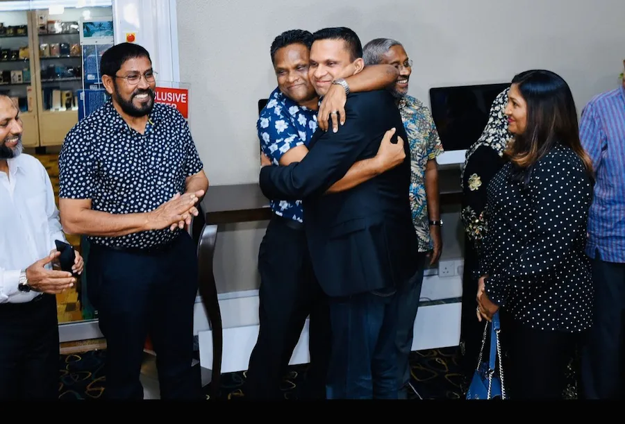 ނާޒިމް ފްރޭމް ކުރީ ސީދާ ރައީސް ޔާމީން: އާޒިމް