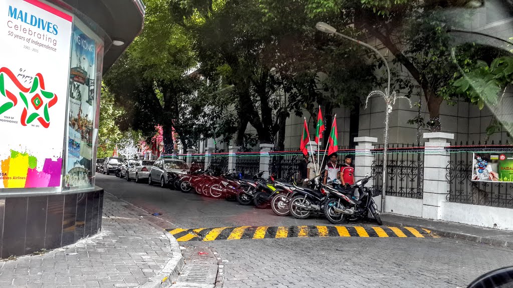 ސައިކަލެއްގެ މަޑިދަށުން ލައްކައަށްވުރެ ގިނަ ފައިސާ ވަގަށް ނަގައިފި