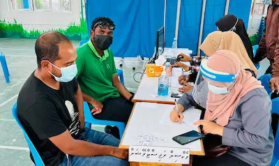 ތިނަދޫގައި 18 އަހަރުން މަތީގެ މީހުންނަށް ބޫސްޓަރ ޑޯޒް ޖަހަން ފަށައިފި