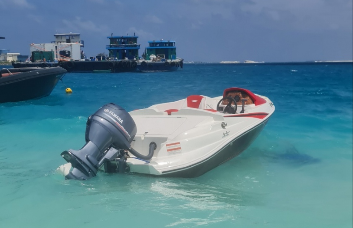 އިންޖީނު އަޅައި ބޭލިތަނުން ލޯންޗެއް ވަގަށް ނަގައިފި