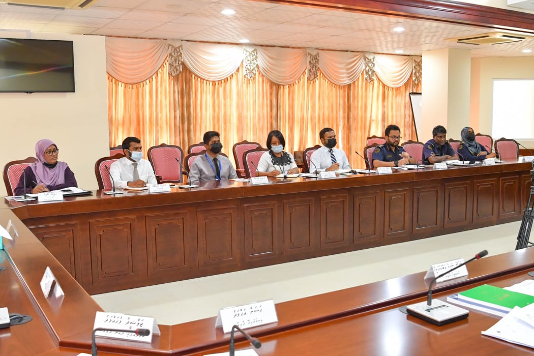 ކުށުގެ ވެށީގައި އުޅޭ ބިދޭސީން ރާއްޖޭގައި ފަސޭހައިން އުޅުމަށް ދިވެހިންނާއި ކައިވެނިކުރޭ: އިމިގްރޭޝަން