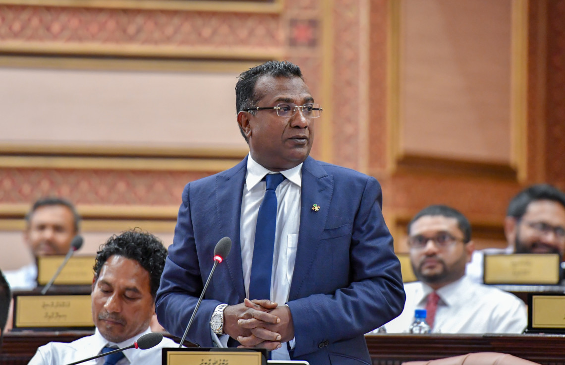 މިއަދުގެ މަޖިލީހުގައި ޖާބިރު ވާހަކަ ދެއްކެވީ އިނގިރޭސި ބަހުން