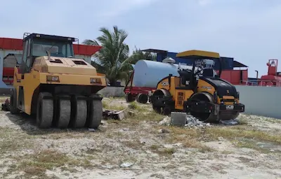 ގައްދޫ މަގުތަކުގައި ތާރަ އެޅުމަށް މެޝިނަރީތަކާއި ވެހިކަލްތައް ގެންގޮސް ސައިޓް މޮބިލައިޒް ކުރަން ފަށައިފި