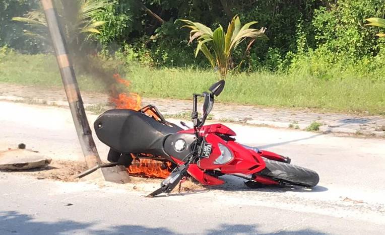 ސައިކަލެއް ކޮންޓްރޯލްނުވެ ގޮސް ހޮނޅިދަނޑިއެއްގައި ޖެހި އަލިފާން ރޯވެއްޖެ