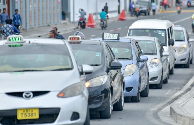 އަންނަ ބުރާސްފަތި ދުވަހާ ހަމަޔަށް ޓެކްސީގެ އަގު ބޮޑު ނުކުރިނަމަ ޚިދުމަތް ހުއްޓާލާނެ ކަމުގެ އިންޒާރެއް ދީފި
