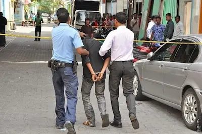ކުޑަކުއްޖަކު ގޮވައިގެން ސައިކަލަކުން ދިޔަ ސިފައިންގެ މީހަކަށް ހަމަލާދީފި