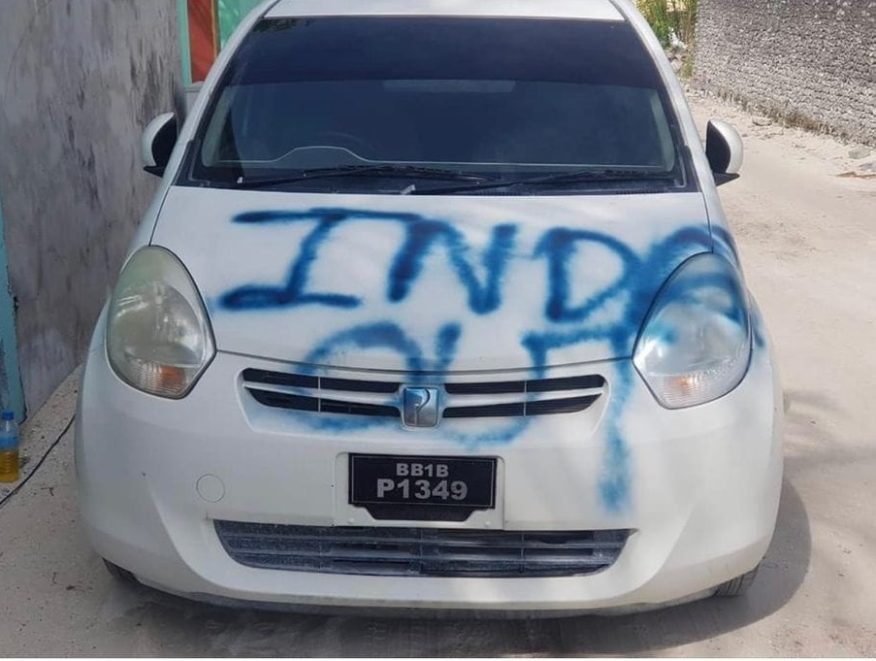 އައްޑޫ ސިޓީ މޭޔަރުގެ ކާރުކޮޅުގައި ”އިންޑިޔާ އައުޓް” ޖަހައިފި
