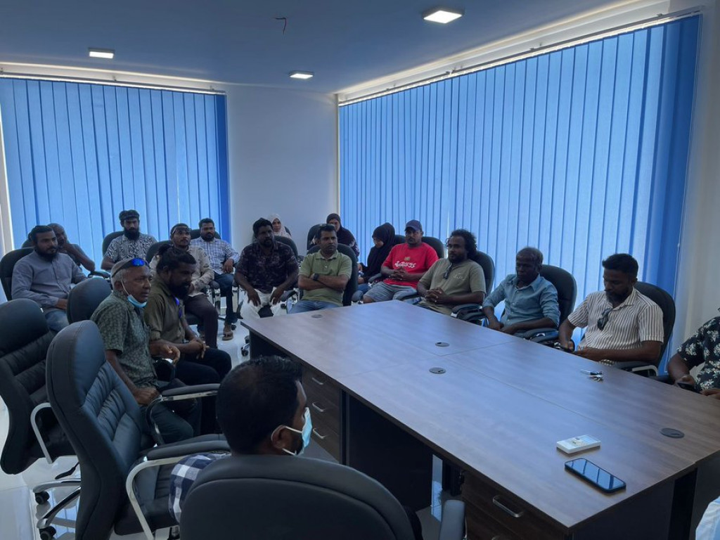 ނިލަންދޫ ފެނަކަ އޮފީހުގައި ފައްޔާޒްގެ ކެމްޕޭން ބައްދަލުވުމެއް ބޭއްވި މައްސަލައެއް