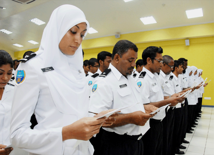 މޯލްޑިވްސް ކަސްޓަމްސްއަށް 68 އޮފިސަރުން ހޯދަނީ