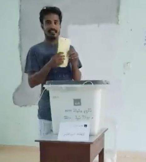 ނިލަންދޫގައި ވޯޓު ކަރުދާސް ދައްކާ މައްސަލަ ފެންމަތިވެއްޖެ