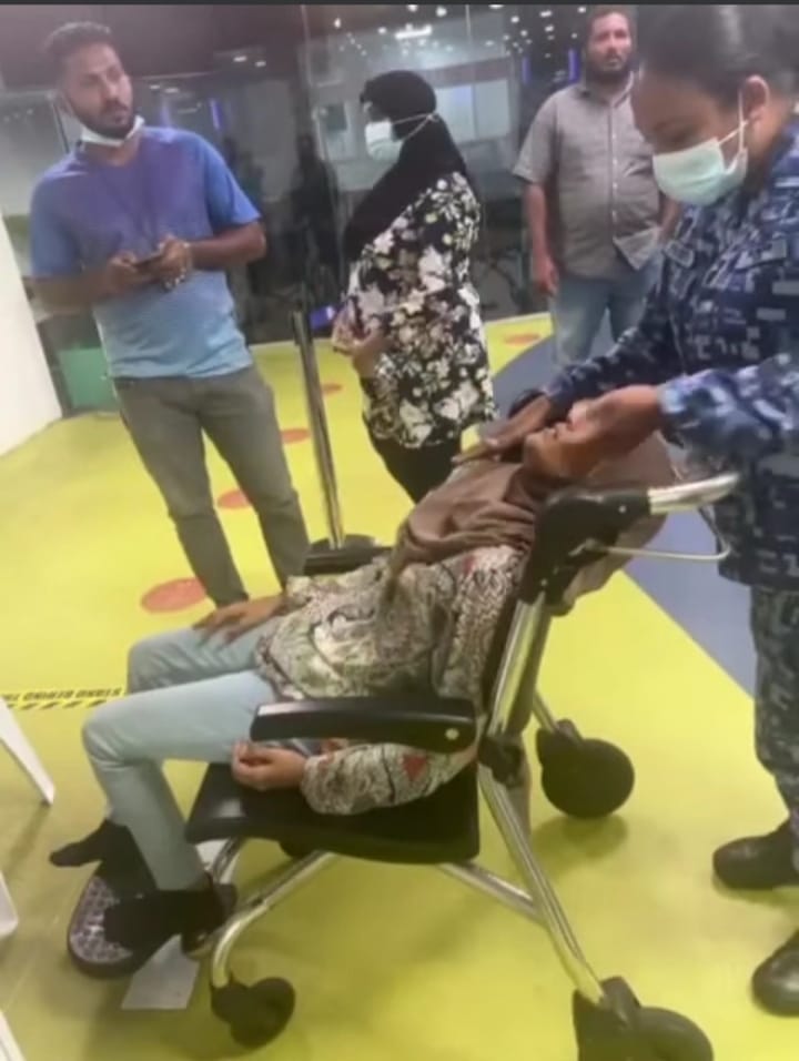 ފުލުހުންގެ ވެހިކަލަށް ނުހާ އެރީ ވަރަށް ކިޔަމަންތެރިކަމާއެކު، ދެން ފެނިގެން ދިޔައީ އައިސީޔޫއަށް ވައްދާ މަންޒަރު