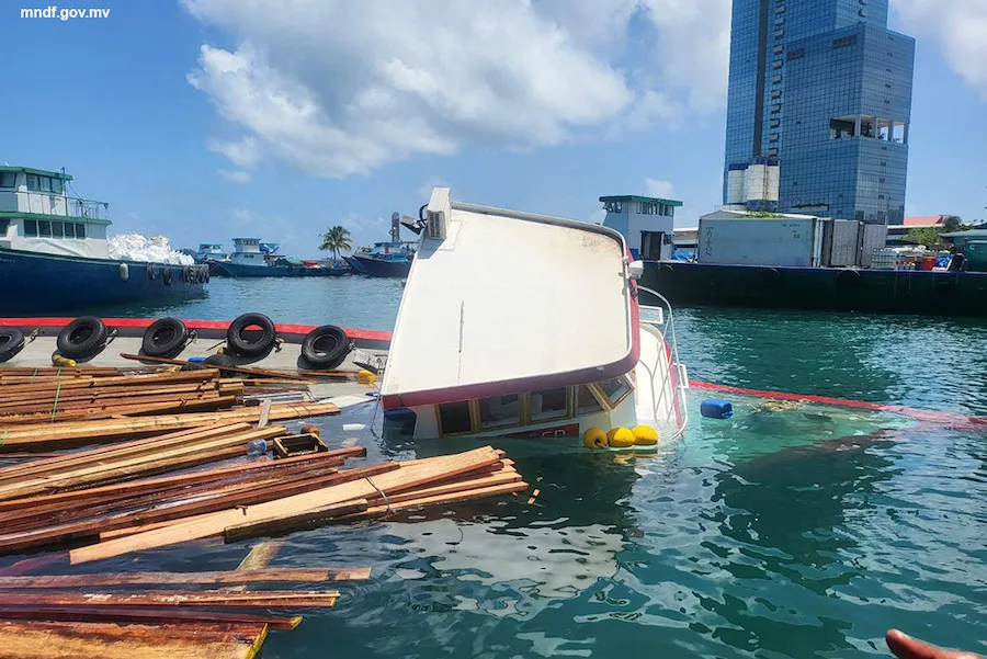 ލަކުނޑި ބަރުކޮށްގެން ދަތުރުކުރަމުން ދިޔަ ދޯންޏެއް އަޑިޔަށް ހިނގައްޖެ