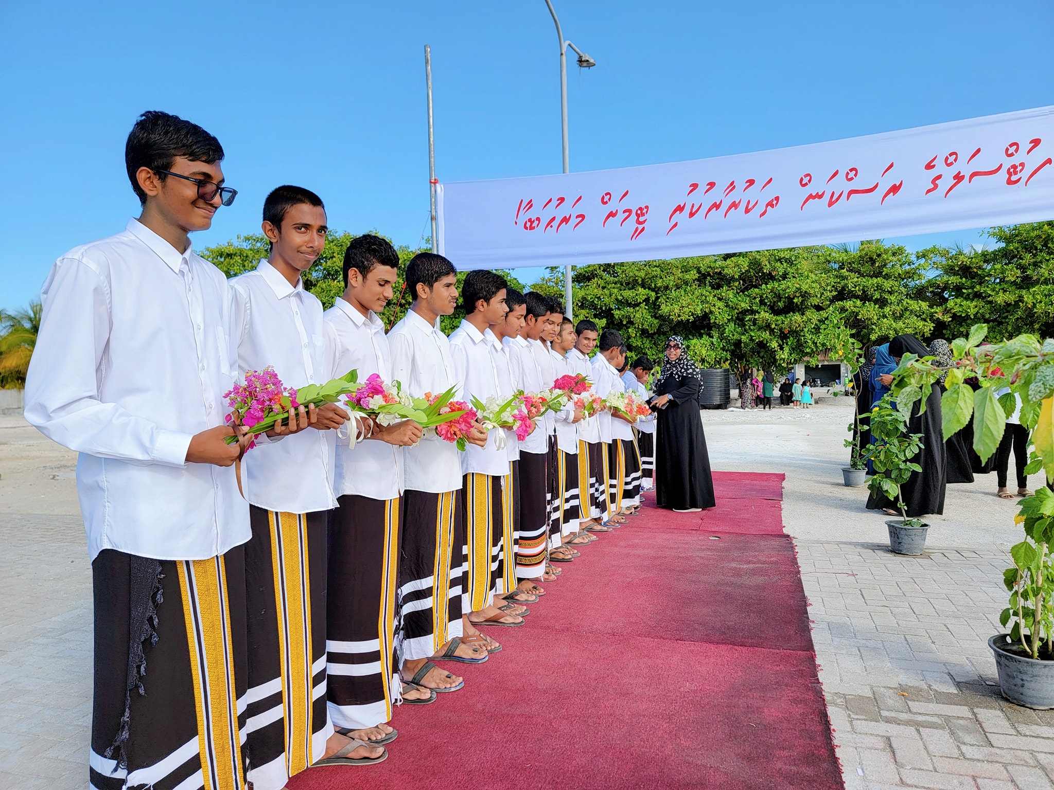 ޓެކާސް މައިލޯ ޗެމްޕިއަންޝިޕް: ދެކުނުގެ ޗެމްޕިއަންކަން ހޯދި ވާދޫ ޓީމަށް ރަށުގެ ހުރިހާ ރައްޔިތުންގެ ހޫނު މަރުހަބާއެއް