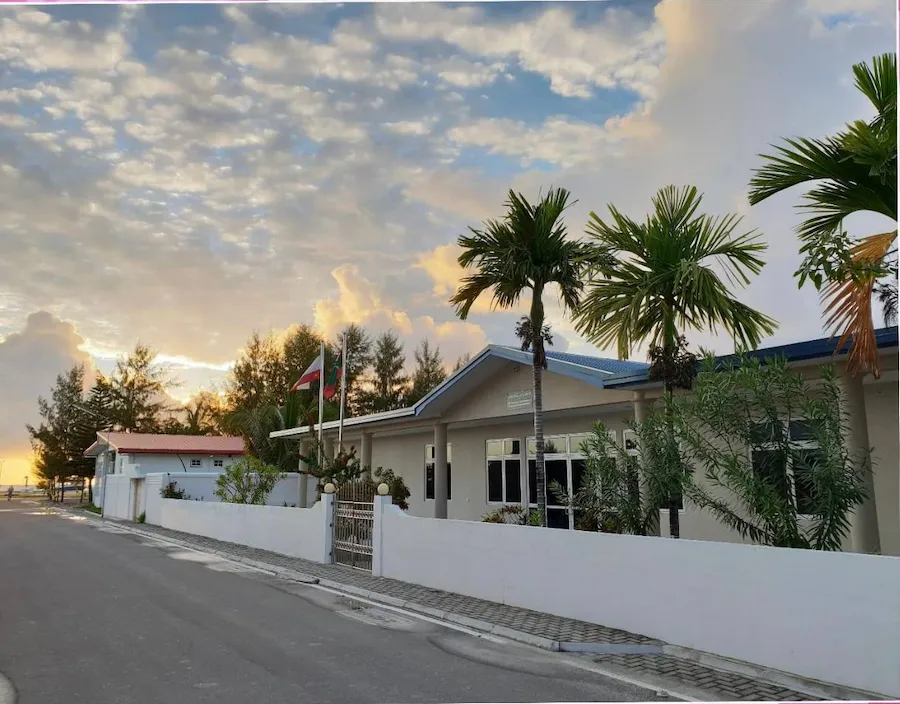 ތިނަދޫ ކޯޓަށް ހުވަދޫ ބަސް ތަރުޖާމާކޮށްދޭނެ މީހަކު ހޯދަނީ