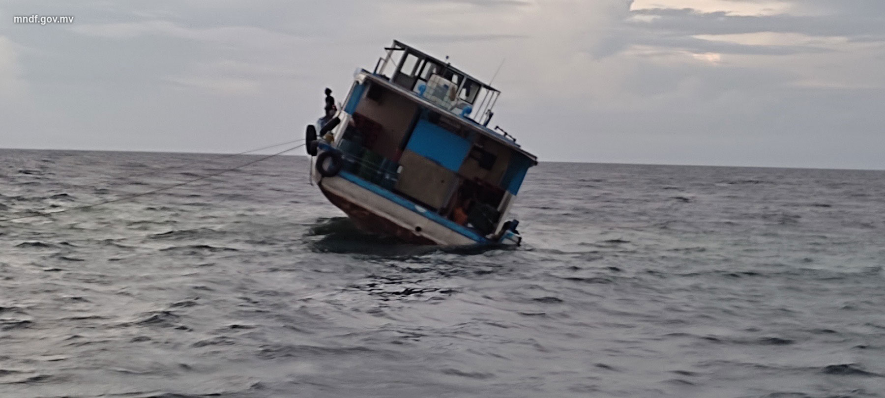 ހުވަދު އަތޮޅަށް ދަތުރުކުރަމުންދިޔަ ބޯޓެއް ފަރަށް އަރައިފި