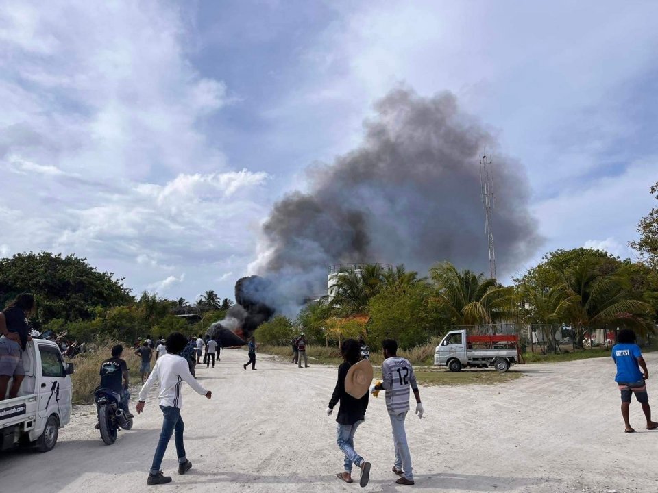 ތެޔޮ ޓޭންކެއް ކަފަން އުޅުމުގެ ތެރޭގައި ޓޭންކު ގޮވައި މީހަކު ފިހިއްޖެ
