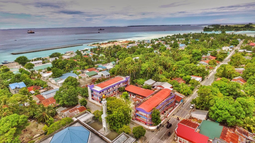 އައްޑޫ ސިޓީގައި ތޫނު އެއްޗަކުން ހަމަލާދީ ޒަހަމްކޮށްލި ޒުވާނާ ނިޔާވެއްޖެ