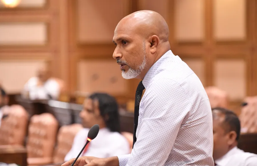 ތިނަދޫ ސައިޓުގައި ހުރި ހިލަވެލި މައްސަލައިގަ މެންބަރު ސަނީފްގެ ހޫނު ސުވާލެއް މިނިސްޓަރަށް !