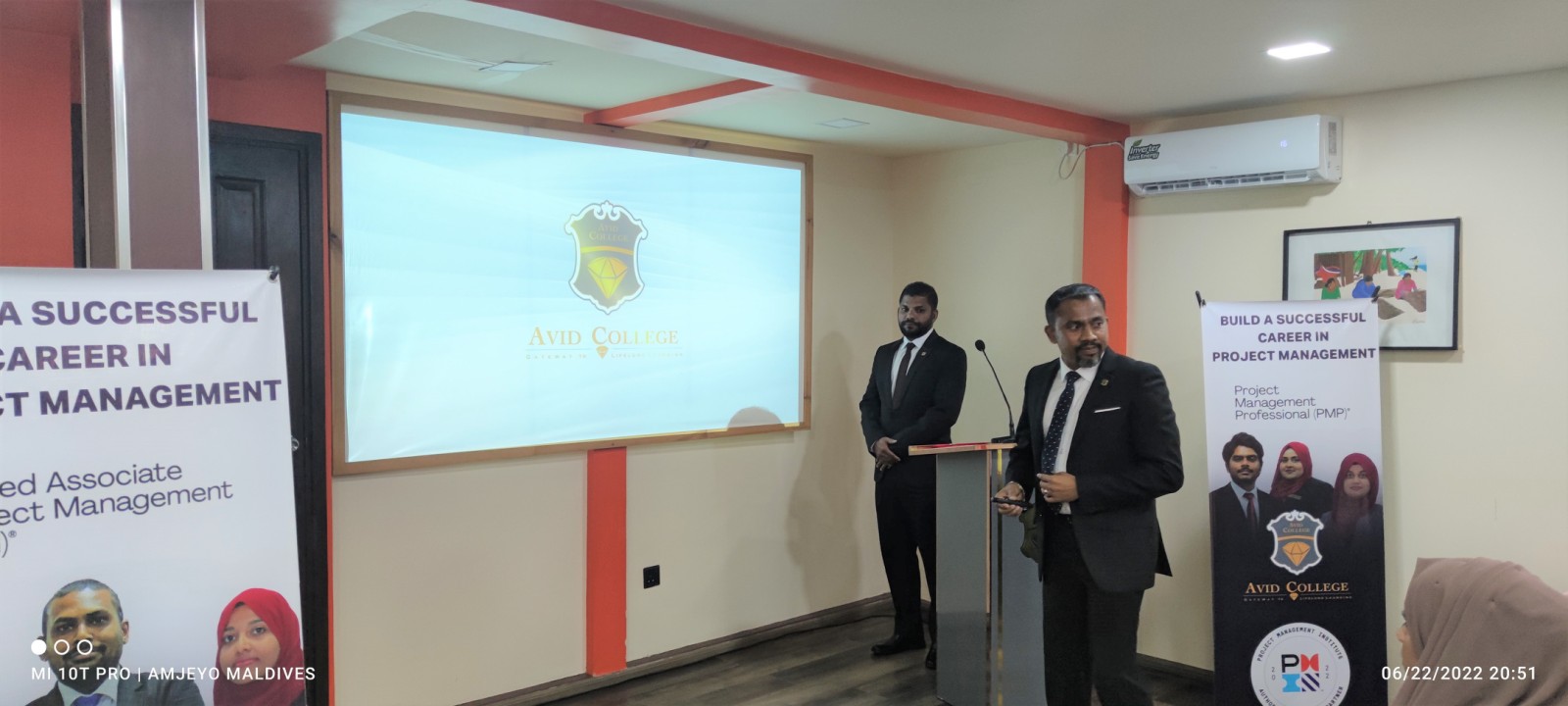 ޕީ.އެމް.އައި ގެ އޮތޮރައިޒްޑް ޓްރެއިނިންގ ޕާރޓްނަރއަކަށް އެވިޑް ކޮލެޖް ހަމަޖައްސައިފި