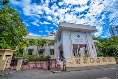ޑިމޮކްރަސީ ދުވަހާއި ގުޅުވައިގެން ކުރެހުމާއި މަޒުމޫނު ލިޔުމުގެ މުބާރާތެއް