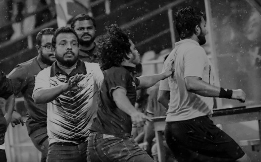 ގަލޮޅު ދަނޑުގައި ކުޅުނު ފުޓްބޯޅަ މެޗެއް ހޫނުވުމުން ރެފްރީ ފިލައިފި